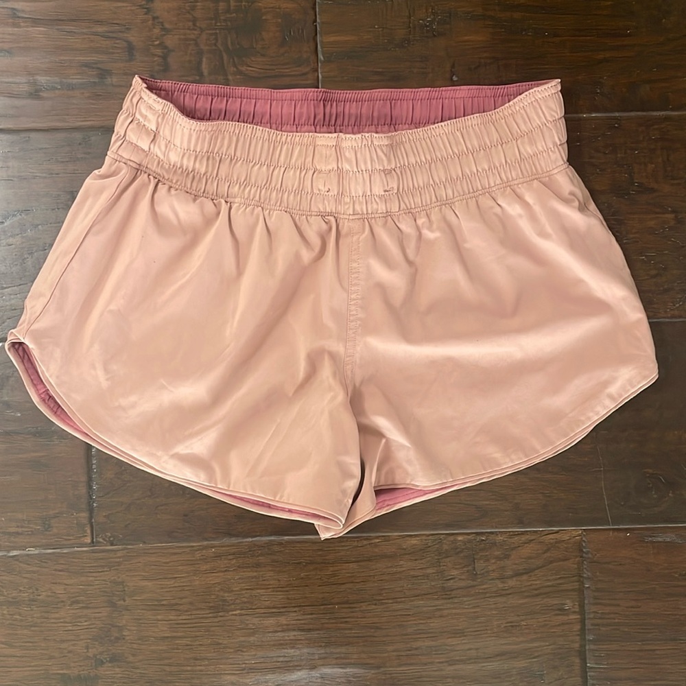 Lululemon reversible athletic shorts sz 6